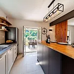 Island Gem - Five Bedroom Apartament
