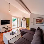 Island Gem - Five Bedroom * Čara