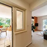 Island Gem - Five Bedroom Apartament