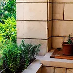 Island Gem - Five Bedroom Apartament *