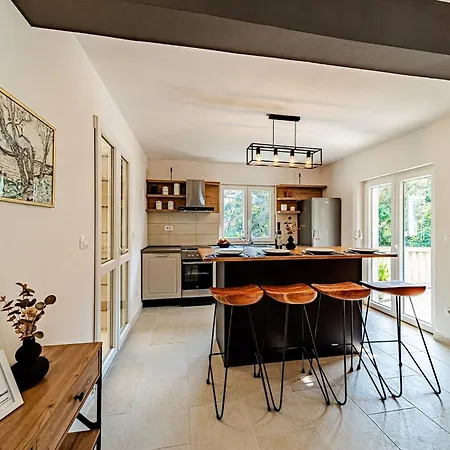 Island Gem - Five Bedroom