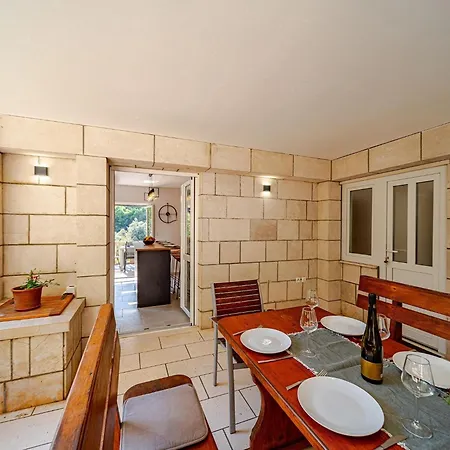 Island Gem - Five Bedroom Čara