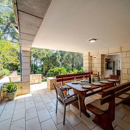 Island Gem - Five Bedroom Appartement