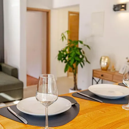 Island Gem - Five Bedroom Appartement