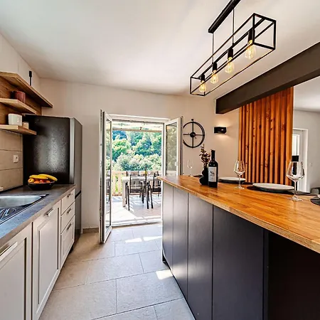 Island Gem - Five Bedroom Appartement