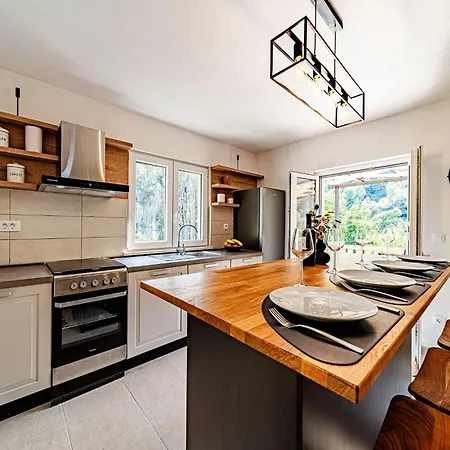 Island Gem - Five Bedroom Čara