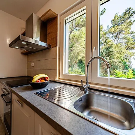 Island Gem - Five Bedroom Appartement