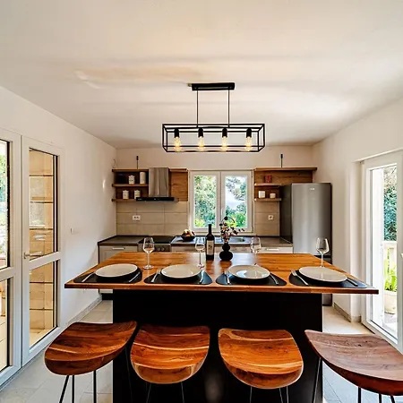 Island Gem - Five Bedroom * Čara