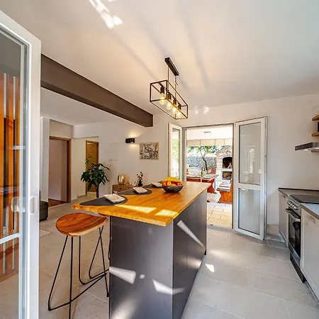 Island Gem - Five Bedroom *