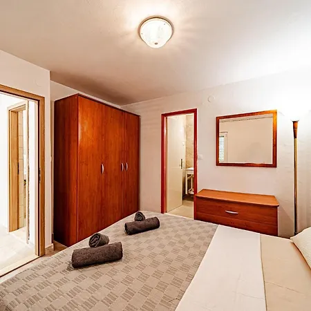 Island Gem - Five Bedroom Appartement *