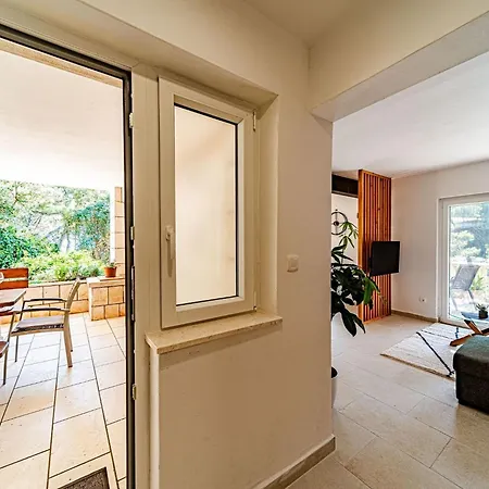 Island Gem - Five Bedroom Appartement