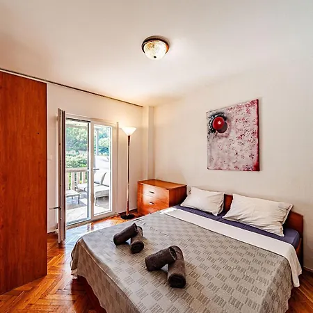 Island Gem - Five Bedroom Appartement *