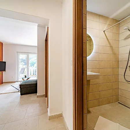 Island Gem - Five Bedroom Appartement *