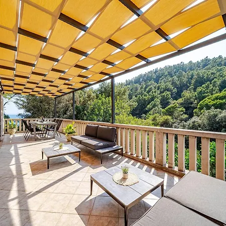 Island Gem - Five Bedroom Appartement