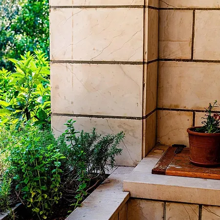 Island Gem - Five Bedroom Appartement *